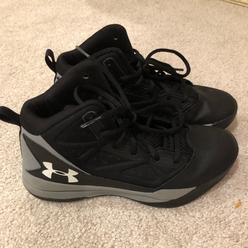 Basketball shoes